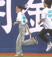 リレーに挑む相川七瀬（撮影・石井剣太郎）