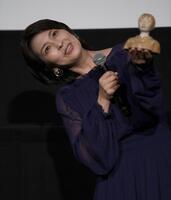 彫刻を手にする、松たか子（撮影・千葉大輝）