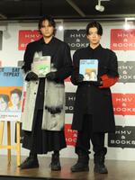 共著のカルチャースタイルブックを出版したＴＨＥ　ＲＡＭＰＡＧＥの龍（左）と長谷川慎