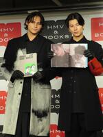 共著のカルチャースタイルブックを出版したＴＨＥ　ＲＡＭＰＡＧＥの龍（左）と長谷川慎