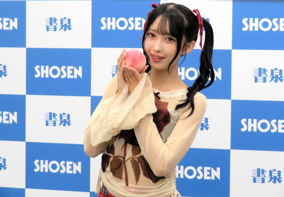 桃を持つ北原もも