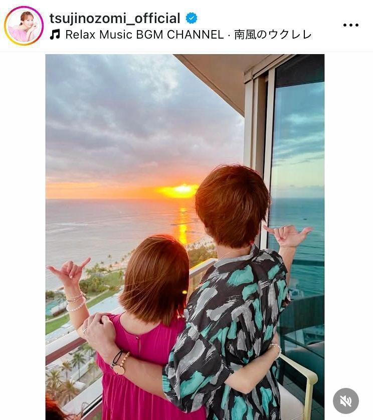 カライワイキキビーチで。辻希美のインスタグラム＠ｔｓｕｊｉｎｏｚｏｍｉ＿ｏｆｆｉｃｉａｌ（８月２９日付）より 