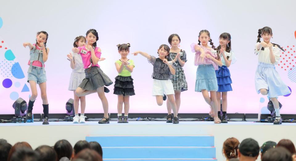 ダンスを披露するやえ（左端）らちゃおガールのオーディションファイナリスト＝東京ビッグサイト（撮影・吉澤敬太） 
