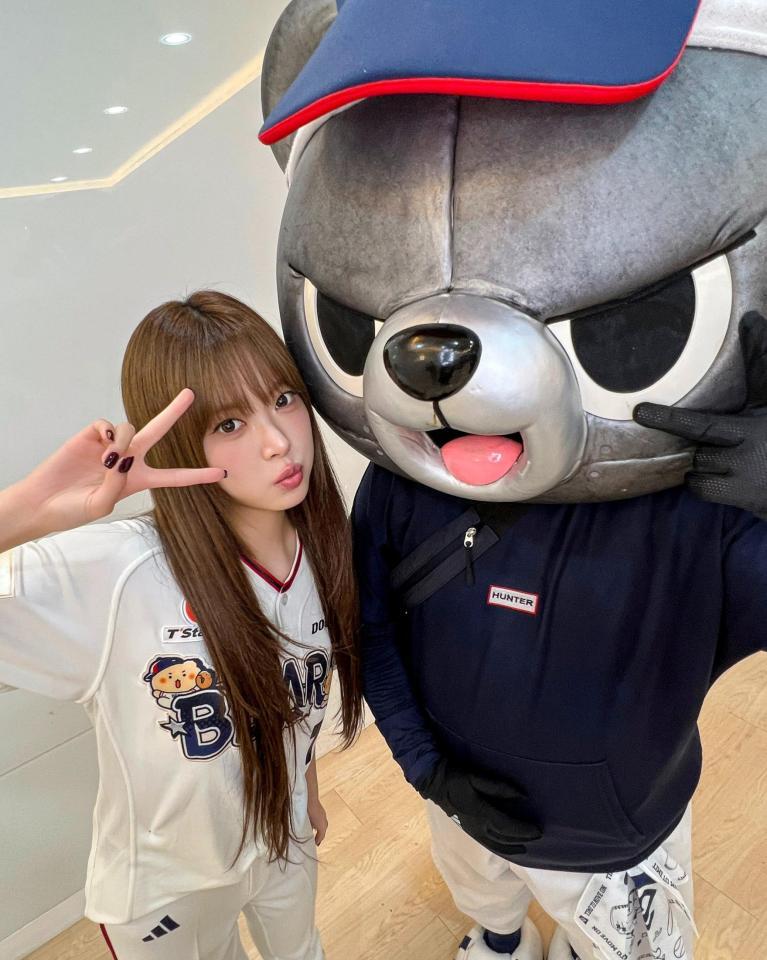 ＬＥ　ＳＳＥＲＡＦＩＭの公式インスタグラム＠ｌｅ＿ｓｓｅｒａｆｉｍより　斗山ベアーズのマスコット・チョルンイ（右）と記念ショットを撮るウンチェ
