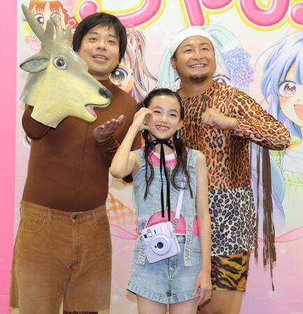 バンビーノの藤田ユウキ（左）と石山タオル（右）に祝福されるやえ＝東京ビッグサイト（撮影・吉澤敬太）