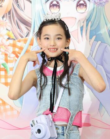 チャームポイントの八重歯を見せるやえ（撮影・吉澤敬太） 