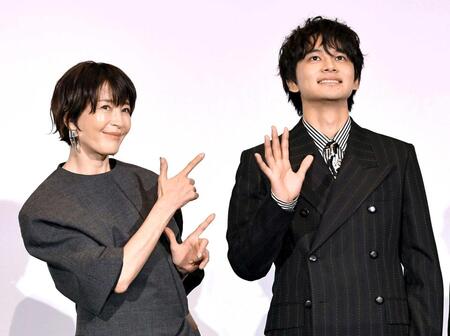 記念撮影に応じる宮沢りえ（左）と北村匠海（撮影・千葉大輝）