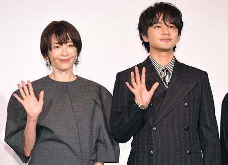記念撮影に応じる（左から）宮沢りえ、北村匠海（撮影・千葉大輝）