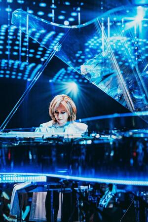 ステージでクリスタルピアノを弾くＹＯＳＨＩＫＩ