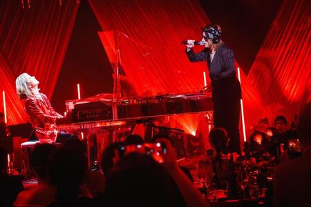 ステージで清春（右）とコラボするＹＯＳＨＩＫＩ