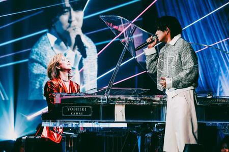 ステージで竹中雄大（右）とコラボするＹＯＳＨＩＫＩ