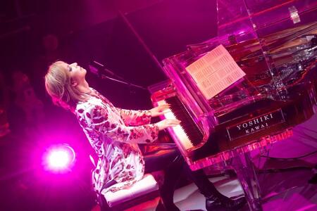 ステージでクリスタルピアノを弾くＹＯＳＨＩＫＩ