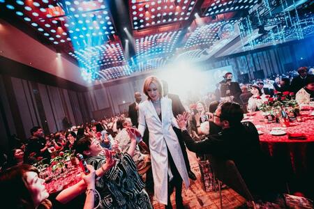 客席を練り歩いてファンと交流するＹＯＳＨＩＫＩ