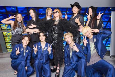 大黒摩季（中央）とＡ．Ｂ．Ｃ－Ｚの（前列左から）五関晃一、戸塚祥太、橋本良亮、塚田僚一