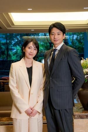 「連続ドラマＷ　ＭＲ　-医薬情報担当者-」主演の向井理（右）とＫＡＲＡ・知英