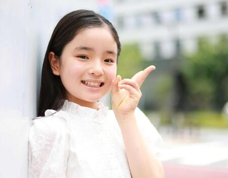 キュートにほほ笑む鈴木凜子（撮影・石井剣太郎）