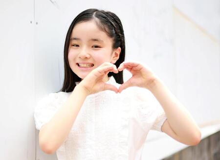 ポーズをとる鈴木凜子＝ｊｏｂｂｙｋｉｄｓ（撮影・石井剣太郎）