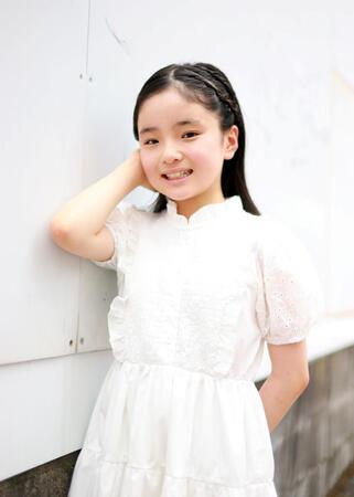 ポーズをとる鈴木凜子＝ｊｏｂｂｙｋｉｄｓ（撮影・石井剣太郎）
