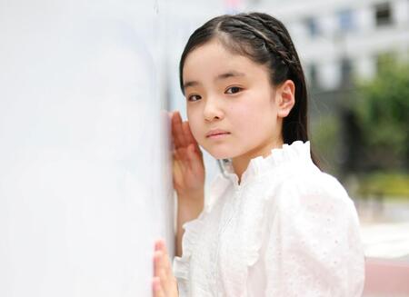 ポーズをとる鈴木凜子＝ｊｏｂｂｙｋｉｄｓ（撮影・石井剣太郎）