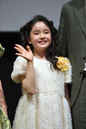 笑顔で手を振る、鈴木凜子＝東京・ＴＯＨＯシネマズ日比谷（撮影・千葉大輝）