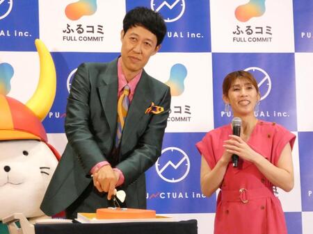 ケーキに入刀する小籔千豊（左）、吉田沙保里さん