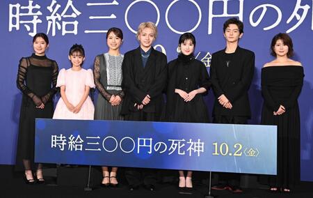 舞台あいさつに登場した（左から）酒井麻衣監督、泉谷星奈、渋谷凪咲、西畑大吾、福本莉子、齋藤潤、佐津川愛美（撮影・園田高夫）