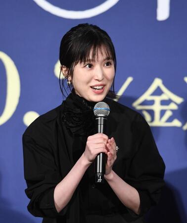 笑顔であいさつをする福本莉子（撮影・園田高夫）