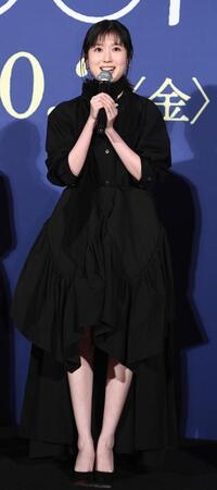 笑顔であいさつをする福本莉子（撮影・園田高夫）