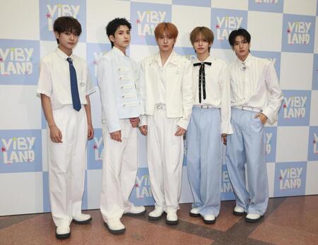 ポーズをとるＶＩＢＹの（左から）ＫＯＴＡＲＯ、ＩＯ、ＲＥＮＫＩ、ＡＫＩＴＯ、ＲＹＯＨＡ（撮影・石井剣太郎）