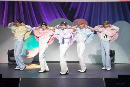 キュートな姿も披露したＶＩＢＹの（左から）ＲＹＯＨＡ、ＩＯ、ＫＯＴＡＲＯ、ＲＥＮＫＩ、ＡＫＩＴＯ