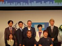 東京パラリンピック５周年記念イベントに出席した（上段左から）稲垣吾郎、草彅剛、アンドリュー・パーソンズ会長、小池百合子都知事、香取慎吾（下段左から）谷真海、池崎大輔、根木慎志