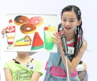 得意の絵を披露するやえ＝東京ビッグサイト（撮影・吉澤敬太） 