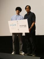 撮影に応じる（左から）高良健吾、行定勲監督＝都内