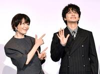 記念撮影に応じる宮沢りえ（左）と北村匠海（撮影・千葉大輝）