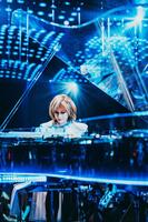 ステージでクリスタルピアノを弾くＹＯＳＨＩＫＩ
