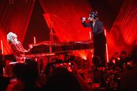 ステージで清春（右）とコラボするＹＯＳＨＩＫＩ