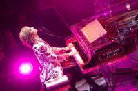 ステージでクリスタルピアノを弾くＹＯＳＨＩＫＩ