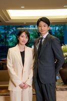 「連続ドラマＷ　ＭＲ　-医薬情報担当者-」主演の向井理（右）とＫＡＲＡ・知英
