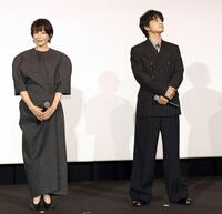 舞台あいさつに登壇する、（左から）宮沢りえ、北村匠海（３０日）