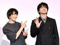 記念撮影に応じる宮沢りえ（左）と北村匠海（３０日）