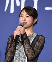 あいさつをする渋谷凪咲（撮影・園田高夫）