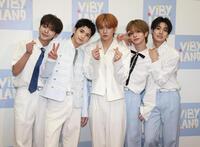 ポーズをとるＶＩＢＹの（左から）ＫＯＴＡＲＯ、ＩＯ、ＲＥＮＫＩ、ＡＫＩＴＯ、ＲＹＯＨＡ（撮影・石井剣太郎）