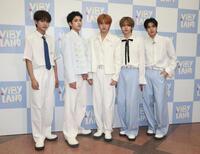 ポーズをとるＶＩＢＹの（左から）ＫＯＴＡＲＯ、ＩＯ、ＲＥＮＫＩ、ＡＫＩＴＯ、ＲＹＯＨＡ（撮影・石井剣太郎）