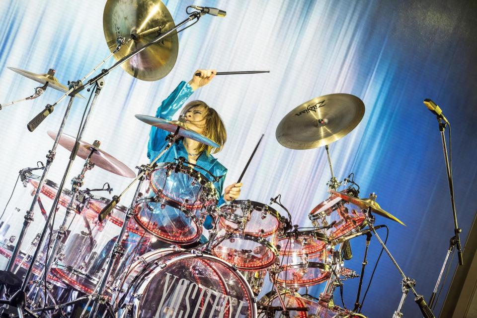 ドラムを披露したＹＯＳＨＩＫＩ