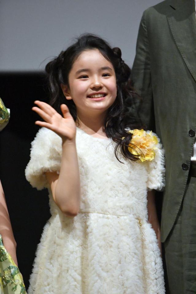 笑顔で手を振る、鈴木凜子＝東京・ＴＯＨＯシネマズ日比谷（撮影・千葉大輝）