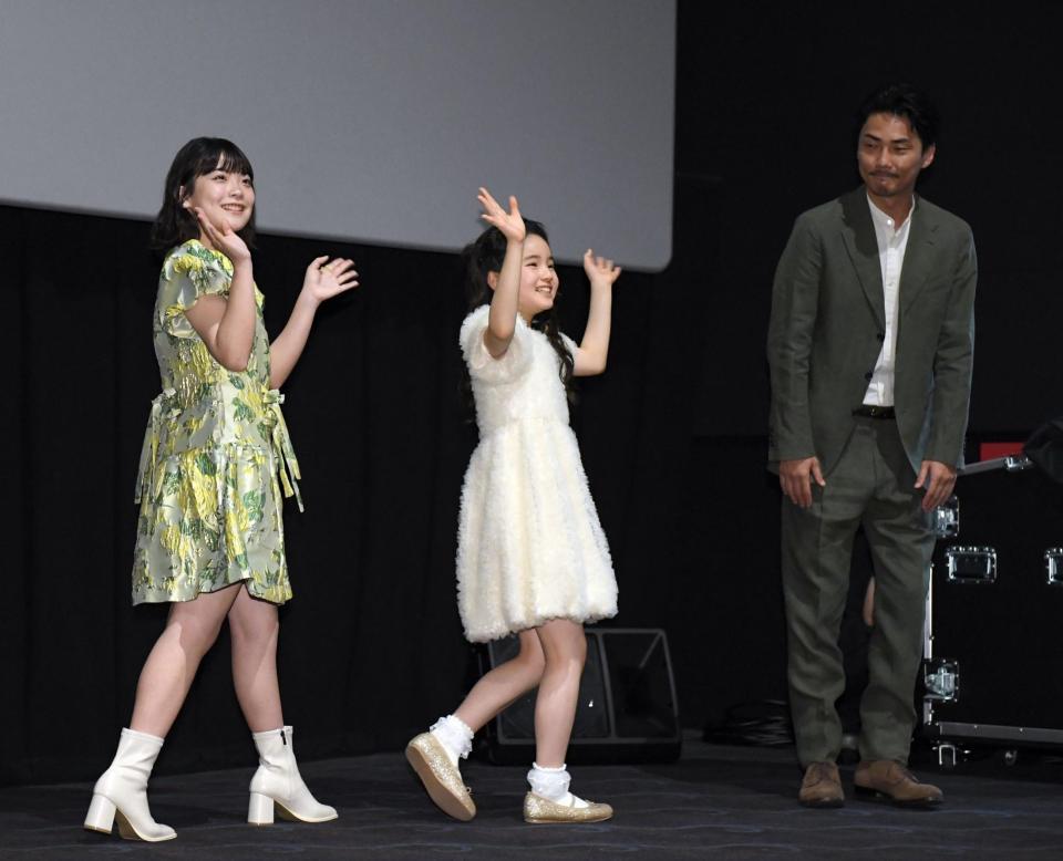 笑顔で手を振る（左から）矢山花、鈴木凜子と見守る（右）舞熊克哉＝東京・ＴＯＨＯシネマズ日比谷（撮影・千葉大輝）