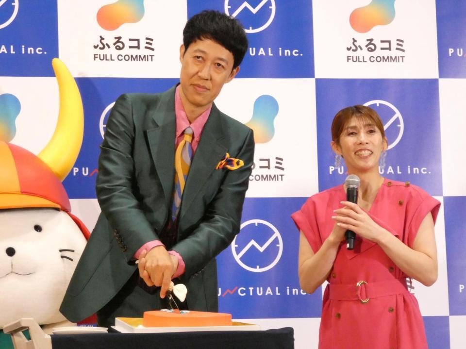 ケーキに入刀する小籔千豊（左）、吉田沙保里さん