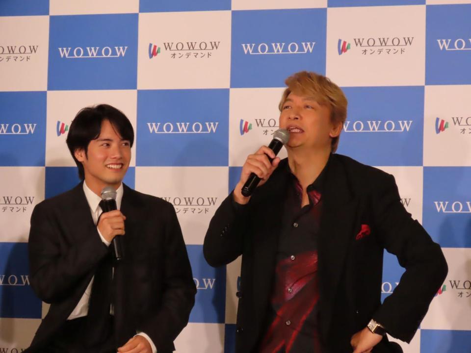 作品について語る香取慎吾（右）と赤楚衛二