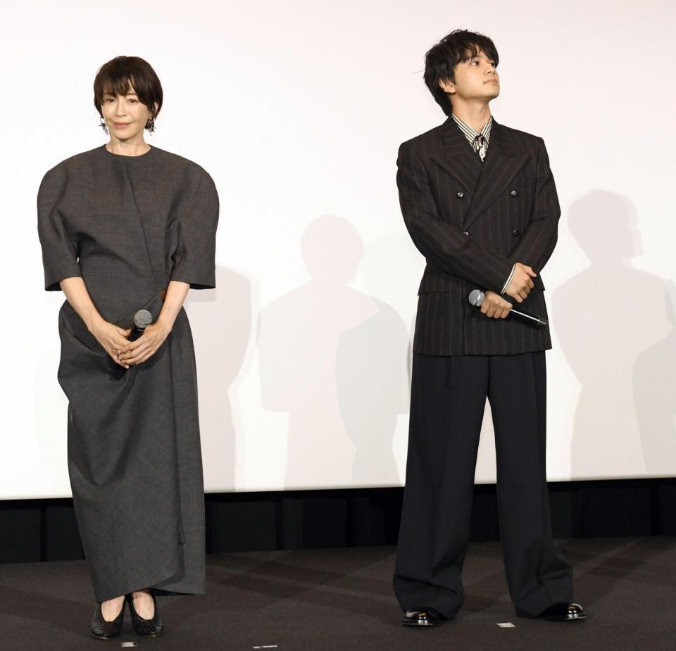 舞台あいさつに登壇する、（左から）宮沢りえ、北村匠海（３０日）