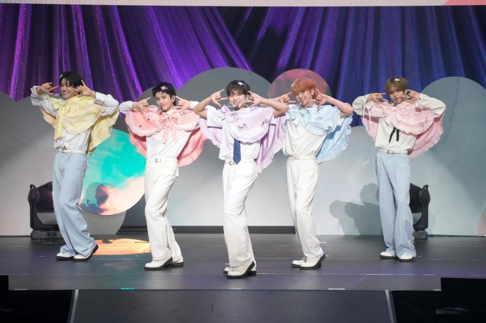 キュートな姿も披露したＶＩＢＹの（左から）ＲＹＯＨＡ、ＩＯ、ＫＯＴＡＲＯ、ＲＥＮＫＩ、ＡＫＩＴＯ